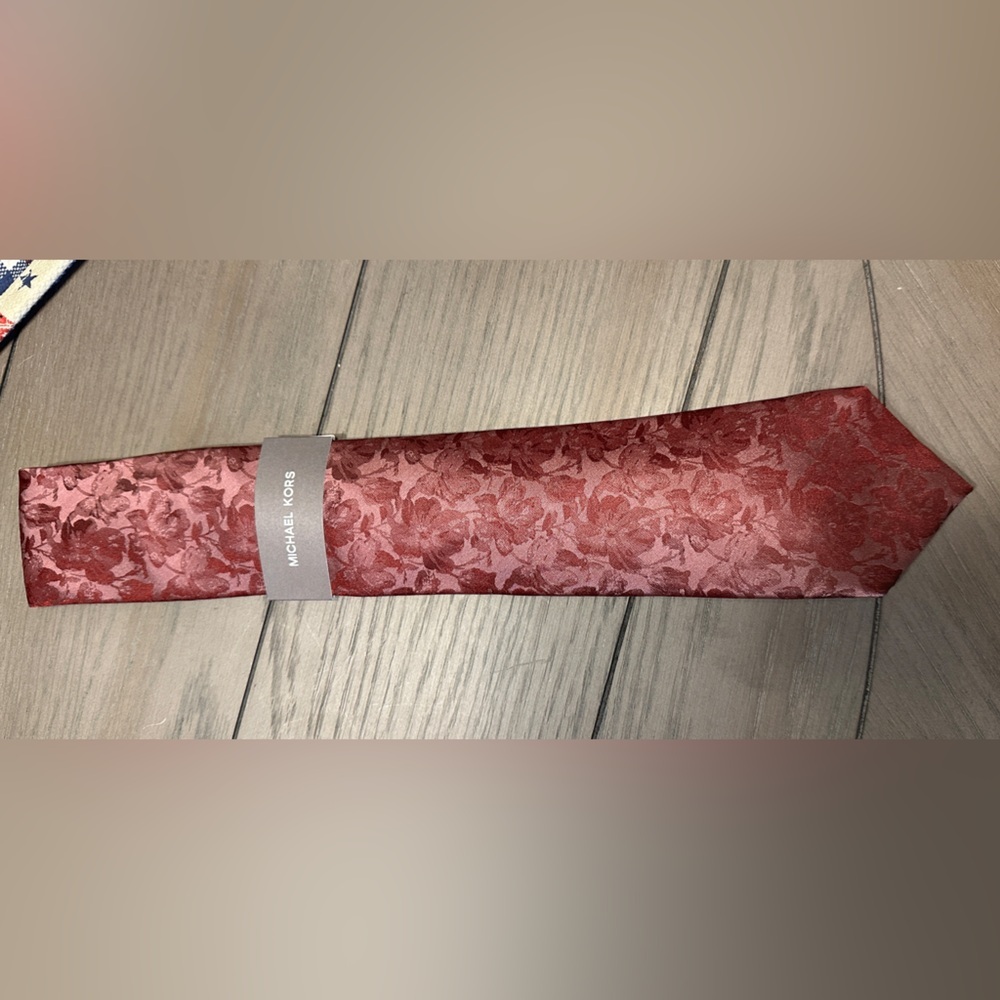 Michael Kors Carmen Men’s Floral Tie
